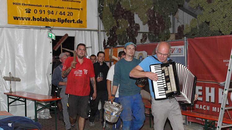 Mit Musik geht es ins Festzelt. Foto: Carmen Schwind