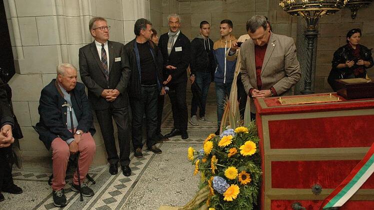 In andächtiger Stille und ehrfurchtsvollem Gedenken umrahmen Prinz Andreas von Sachsen-Coburg-Gotha und die bulgarische Delegation den Sarkophag von Zar Ferdinand. Foto: Edwin Meißinger