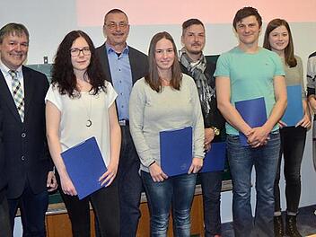 Ehrungen beim DLRG-Kreisverband Kronach. Mit im Bild von links DLRG-Kreisverbandsvorsitzender Klaus Bächer, Landratsstellvertreter Gerhard Wunder und Thomas Pfeffer (4.v.l.).  Foto: K.- H. Hofmann