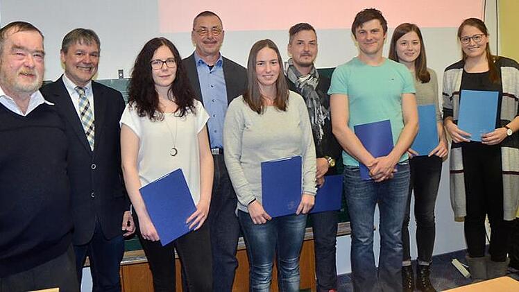 Ehrungen beim DLRG-Kreisverband Kronach. Mit im Bild von links DLRG-Kreisverbandsvorsitzender Klaus Bächer, Landratsstellvertreter Gerhard Wunder und Thomas Pfeffer (4.v.l.).  Foto: K.- H. Hofmann