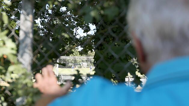 Zaungast durfte man sein, rein aber nicht: Wenn im September die bayerische Amateurfußball-Saison fortgesetzt wird, sollen die Spiele wieder vor Zuschauern stattfinden. Ein entsprechendes Konzept hat der Bayerische Fußball-Verband erarbeitet. Das letzte Wort hat aber die Politik.  Foto: Sportfoto Zink