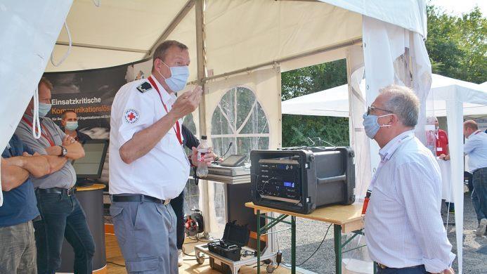 Dass es technische Lösungen für die Kommunikation bei Totalausfall der digitalen Netze gibt erläuterte  Dr. Mike Mast stllv. Landrat Emil Müller beim Landesfachdienstlager in Münnerstadt. Foto: Friedrich