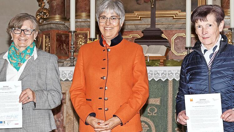 Regionalbischöfin Dorothea Greiner (Mitte) beglückwünschte Annemarie Gareis (links) und Lydia Kestel zur erfolgreich absolvierten Ausbildung als Kirchenführerin.