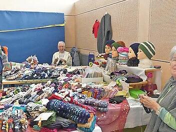 Gerda Weikert aus Höchstadt verkauft Strickwaren.