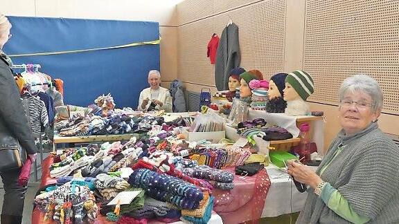 Gerda Weikert aus Höchstadt verkauft Strickwaren.