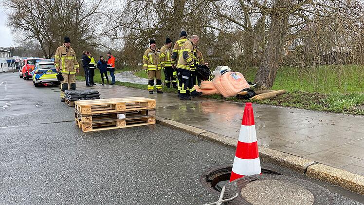 Großer Feuerwehreinsatz: Öl läuft in Saale