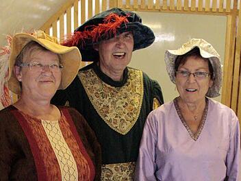 Ein stimmiges Bild, findet Walburga Heger. Alle drei tragen Kleidung aus dem 15. Jahrhundert.  Foto: J. Hofbauer