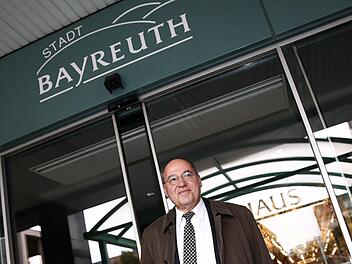 Gregor Gysi am Donnerstag vor dem Bayreuther Rathaus. Foto: David Ebener/dpa