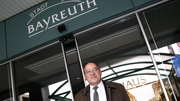 Gregor Gysi am Donnerstag vor dem Bayreuther Rathaus. Foto: David Ebener/dpa