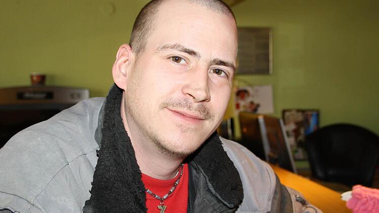 "Die Autos standen den ganzen Abend", berichtet Marco Rehm, der in der Durchgangsstraße von Reiterswiesen wohnt. Als aktiver Feuerwehrmann macht er sich auch Gedanken, wie die Wehr im Ernstfall durchkommen soll. "Wir haben uns gleich am Montag Gedanken gemacht", berichtet Stadtbrandmeister Michael Wolf. In Absprache mit der Polizei seien Lösungen für die Wehren aus Reiterswiesen und Arnshausen gefunden worden, schließlich sei sogar eine Durchfahrt durch die Baustelle mit Sonderrechten möglich...