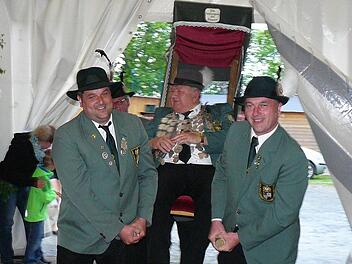 In der Sänfte von vier starken Männer getragen lächelte Hauptschützenkönig Edmund Burgstaller seinem Schützenvolk zu. Foto: Klaus-Peter Wulf