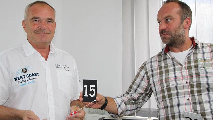 Karlheinz Ottenweller (links) muss die Neuen anlernen. Sozusagen. Foto: Ulrike Müller