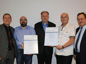 Von links: Marcus Glöckler, Steffen Hartung, Marco Holzinger, Hans Brand, diese drei Mitarbeiter erhielten auch die Ehrenurkunde der Handwerkskammer für ihre 25-jährige Betriebszugehörigkeit, sowie ganz rechts Robert Glöckler.  Foto: Udo Sell