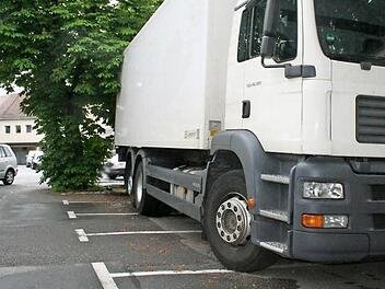 Trotz Parkplatzmangels: Seit Tagen blockiert ein defekter Lastwagen fünf Stellplätze in der Wallstraße. Lediglich ein Verwarnungszettel mit einer Geldbuße von 15 Euro hängt an der Windschutzscheibe.  Fotos: Andreas Oswald