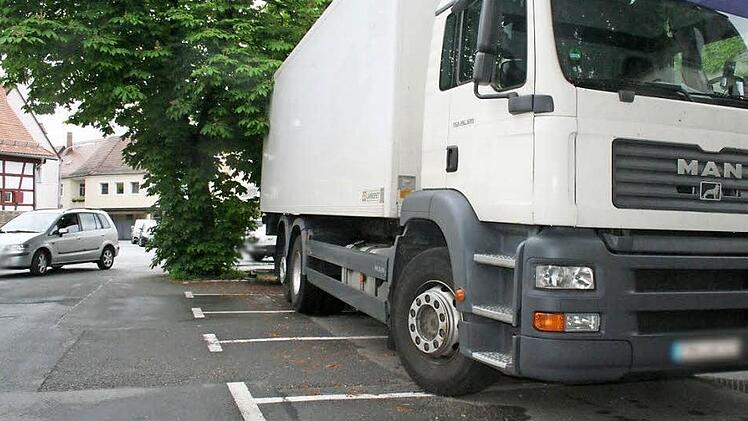 Trotz Parkplatzmangels: Seit Tagen blockiert ein defekter Lastwagen fünf Stellplätze in der Wallstraße. Lediglich ein Verwarnungszettel mit einer Geldbuße von 15 Euro hängt an der Windschutzscheibe.  Fotos: Andreas Oswald