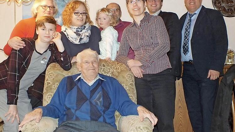 Neben der Familie gratulierten Heinz Neugebauer (vorne) auch Dritter Bürgermeister Georgios Halkias, stellvertretender Landrat Christian Pech und Pfarrerin Andrea Schäfer. Foto: Manfred Welker