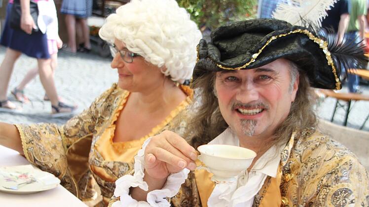 Ein Hingucker war auch die Barock-Gruppe der Brüder Krappmann, die sich stilvoll gewandet zum Kaffeekränzchen auf dem Marktplatz zeigten. Ganz wie beim Sonnenkönig. Foto: Matthias Einwag