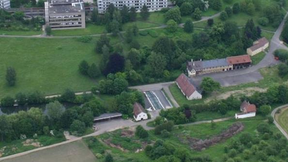 Der Gutshof Kutzenberg unterhalb des Klinikbereichs. Zu sehen sind auch Obstbaumplantage und einer der Weiher (links).Foto: M. Einwag