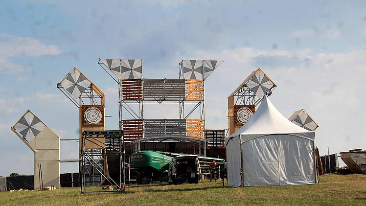 Der Festival-Aufbau ist eine logistische Herausforderung.   Foto: Richard Sänger