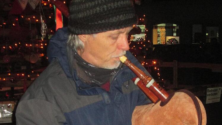 Ein Dudelsackspieler sorgte für schottische Adventsklänge.  Foto: Winfried Ehlling