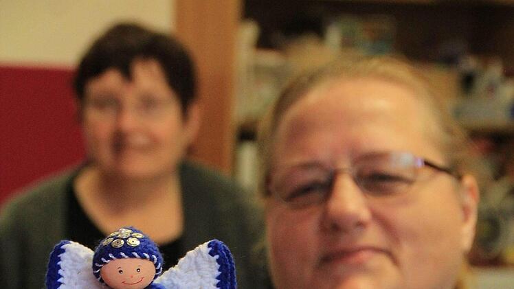 Schaut her: Kerstin (vorn) und Andrea arbeiten in der Tagesstätte des Diakonischen Werks in Bad Kissingen, die sich vor allem um psychisch Kranke kümmert. Foto: Steffen Standke