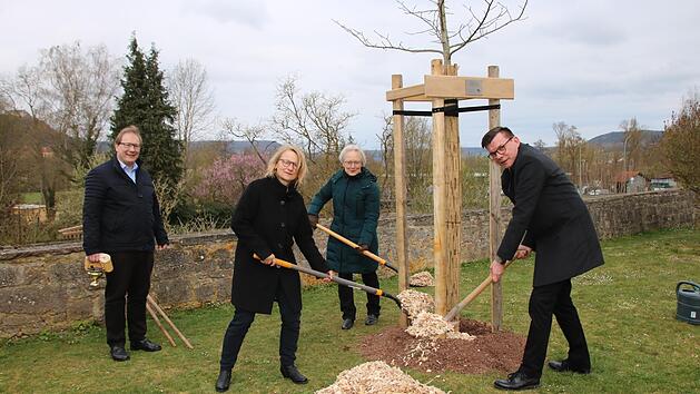 In einer stillen Feier in kleinem Rahmen gedachten (von links) der katholische Stadtpfarrer Thomas Eschenbacher, 2. B&uuml;rgermeisterin Elisabeth Assmann, die evangelische Pfarrerin Adelheid Augustin und B&uuml;rgermeister Armin Warmuth der Corona-Toten. Foto: Ralf Ruppert