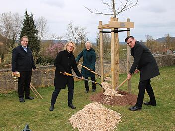 In einer stillen Feier in kleinem Rahmen gedachten (von links) der katholische Stadtpfarrer Thomas Eschenbacher, 2. Bürgermeisterin Elisabeth Assmann, die evangelische Pfarrerin Adelheid Augustin und Bürgermeister Armin Warmuth der Corona-Toten. Foto: Ralf Ruppert