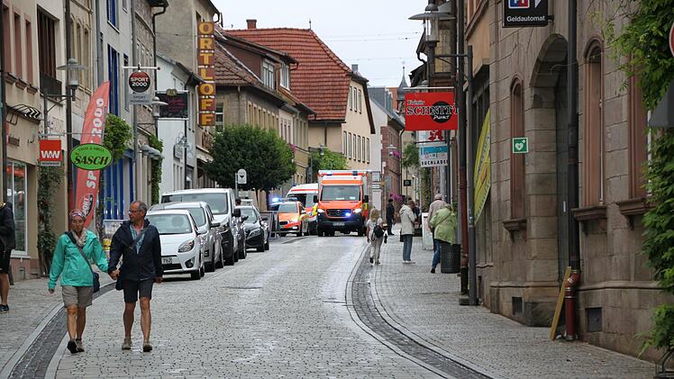 Bilder wie diese sollen sich möglichst nicht so schnell wiederholen: Mehrfach gab es in diesem Frühjahr bereits Unfälle in der Kissinger Straße, bei denen verletzte Fahrradfahrer medizinisch versorgt werden mussten.