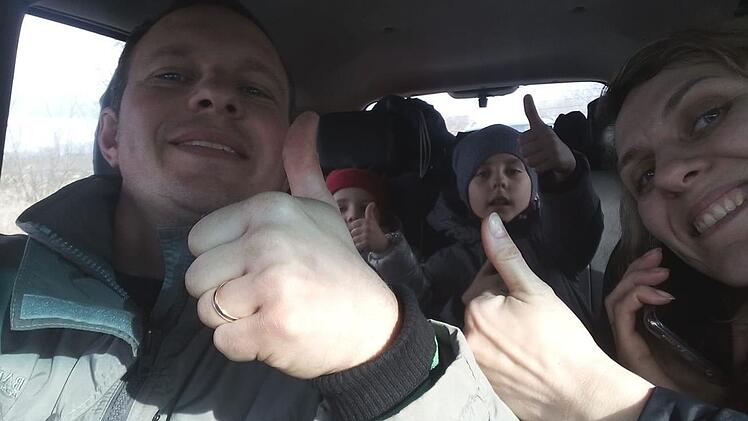 Die Freude war groß: Roman Konovalov mit seiner Frau Marina und den Kindern, nachdem sie die Grenze passiert hatten.