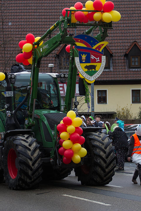 Bunter Zug durch die Straßen mit Finale am Marktplatz