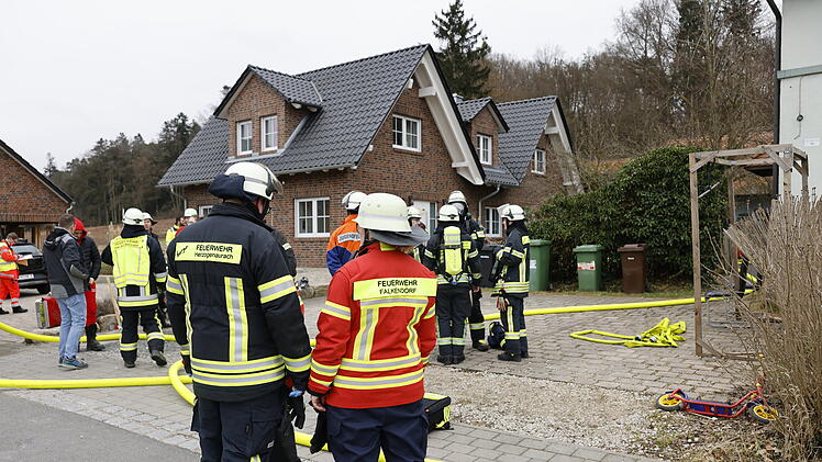 Feuer im Erdgeschoss ausgebrochen: Nachbar rettet Bewohner mit der eigenen Leiter aus dem Brandhaus