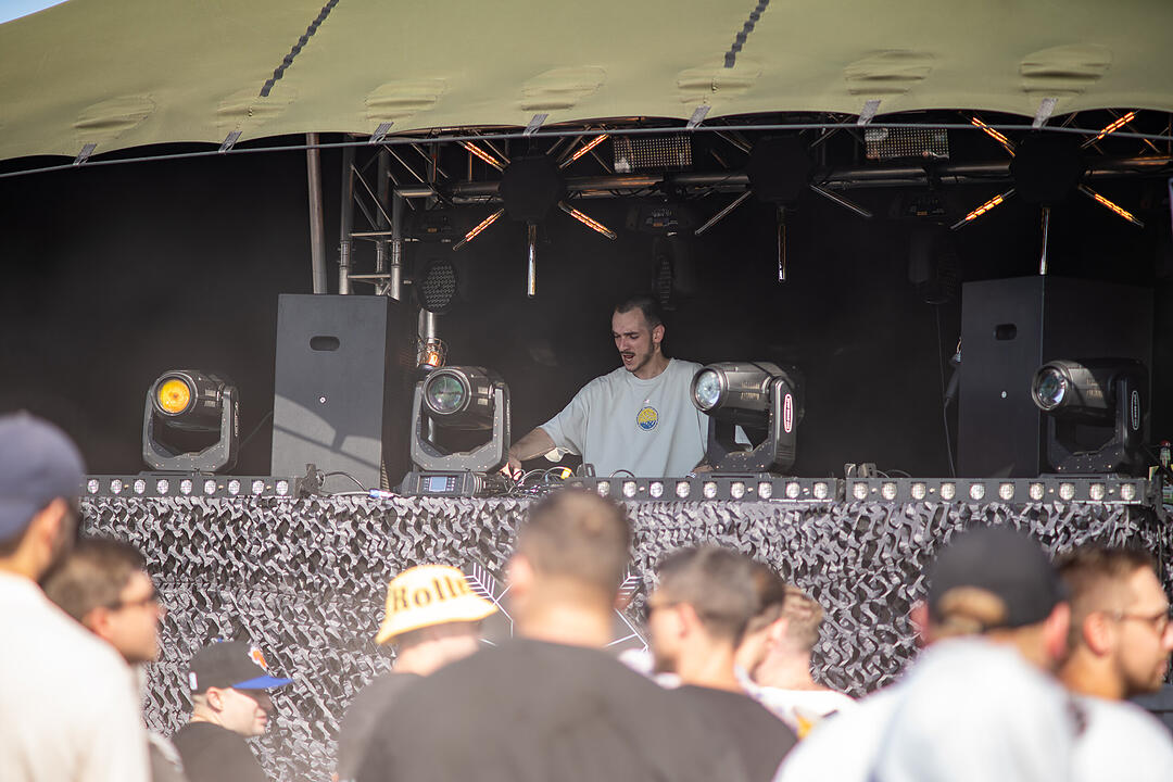 Techno-Musik direkt am Hafenbecken zwischen Kränen und Containern!