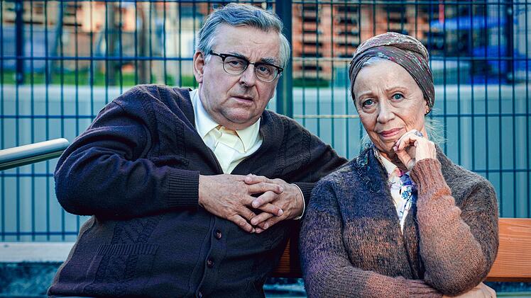 Die verschmitzten Seniorenheim-Bewohner Anna (Elfriede Sch&uuml;sseleder) und Fritz (Johannes Silberschneider) versorgen die Ermittler mit Hinweisen. Allerdings m&uuml;ssen sie sich daf&uuml;r beim Kartenspiel abzocken lassen.