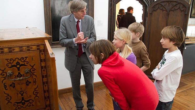 Direktor Klaus Weschenfelder erklärt die Kunstwerke.