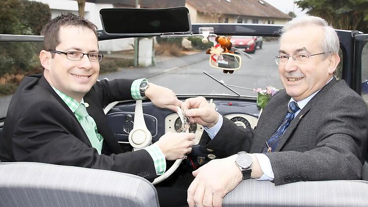 Ralf Deinlein (links) darf jetzt die Geschicke des AMSC lenken und nimmt symbolisch den Schlüssel für das Käfer Cabrio Baujahr 1952 von seinem Vater Hannes entgegen. Der langjährige Vorsitzende wurde zum Ehrenvorsitzenden ernannt. Fotos: Markus Reeh