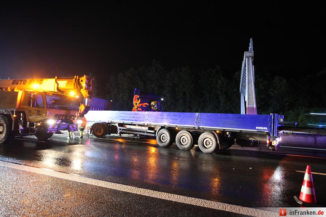 Sattelzug kracht auf der A9 in Beton-Leitplanke