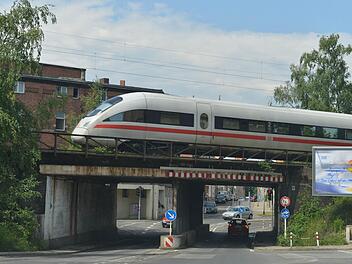 Wo fährt der ICE in Zukunft? Tunnel und Ausbau im Bestand sind noch im Rennen.  Foto: Ronald Rinklef/Archiv
