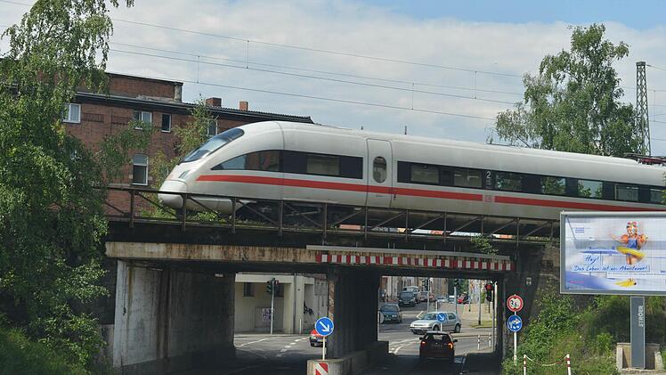Wo fährt der ICE in Zukunft? Tunnel und Ausbau im Bestand sind noch im Rennen.  Foto: Ronald Rinklef/Archiv