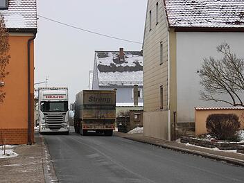 Am Ortseingang von Mailach geht es ziemlich eng zu. In der Vergangenheit sei es laut Bauamt hier schon zu Kollisionen gekommen.  Foto: Evi Seeger