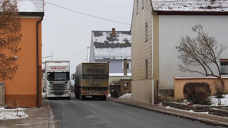 Am Ortseingang von Mailach geht es ziemlich eng zu. In der Vergangenheit sei es laut Bauamt hier schon zu Kollisionen gekommen.  Foto: Evi Seeger