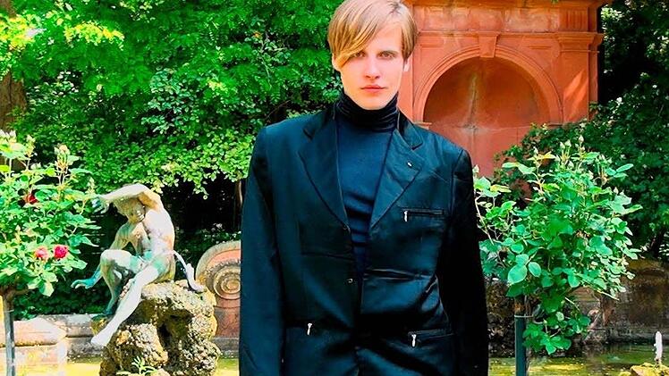 Eine Szene aus dem Modefilm "Heavy Metal Haute Couture 3D" vor dem Herzog-Alfred-Brunnen im Hofgarten. Robin Höhn trägt hier den Anzug eines japanischen Designers. Foto: Park Avenue 3 D