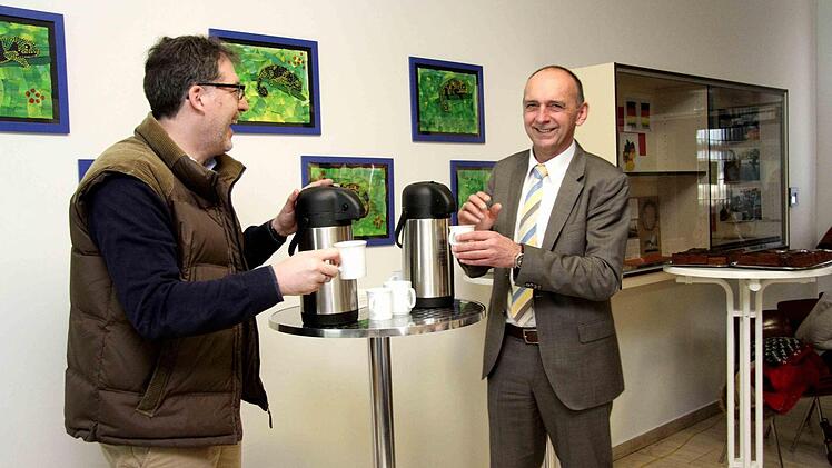 Michael Raabe vom Greuther Teeladen und der Bürgermeister schenken den Zubza-Tee aus