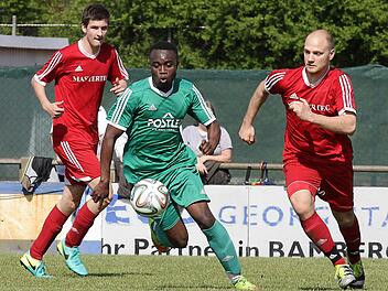 Torjäger Isaac Osei Tutu vom SC Lichteneiche enteilt den Vierethern FC-Fußballern Johannes Zweier (l.) und Johannes Koch (r.). Fotos: sportpress