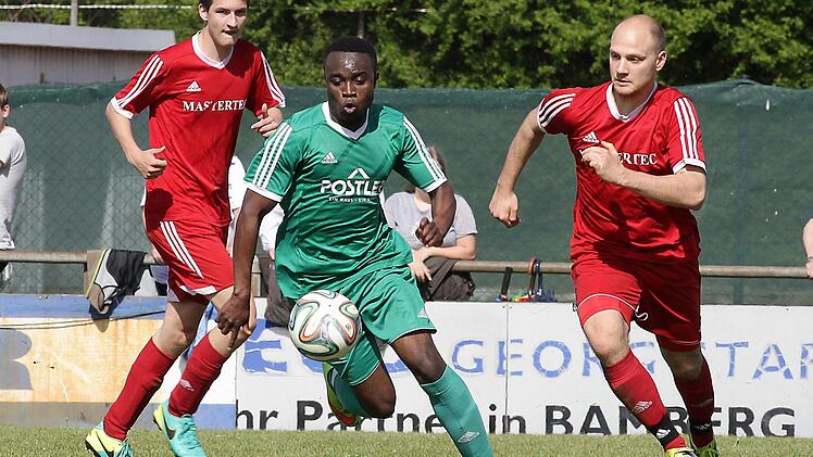 Torjäger Isaac Osei Tutu vom SC Lichteneiche enteilt den Vierethern FC-Fußballern Johannes Zweier (l.) und Johannes Koch (r.). Fotos: sportpress