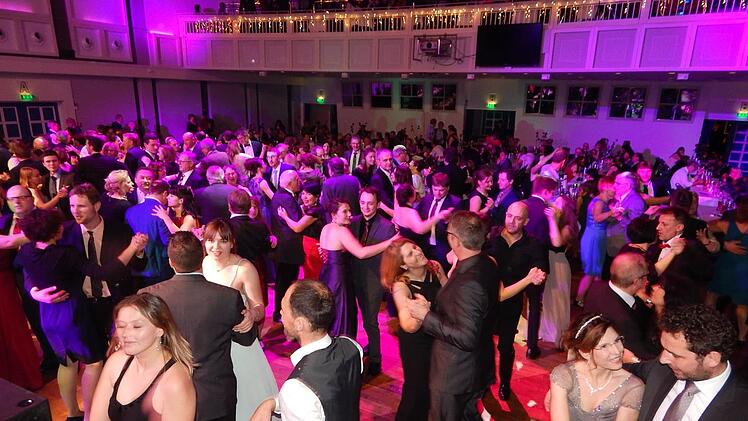 Großartig war die Stimmung beim Kulmbacher Bauernball, und auf dem  Tanzparkett herrschte gedrängte Enge. Foto: Horst Wunner
