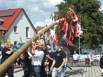 Der Kirchweihbaum war geschmückt worden.  Foto: maw