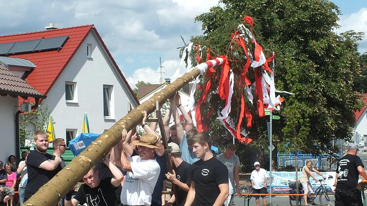 Der Kirchweihbaum war geschmückt worden.  Foto: maw