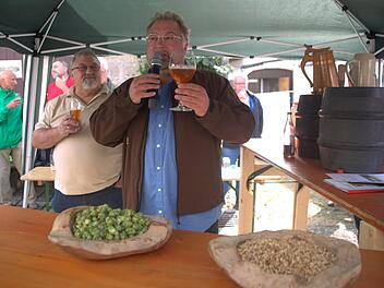 Auf reges Interesse stieß die Verkostung von fünf Bieren aus dem Rodachtal mit Biersommelier Markus Raupach (rechts). Foto: Bettina Knauth