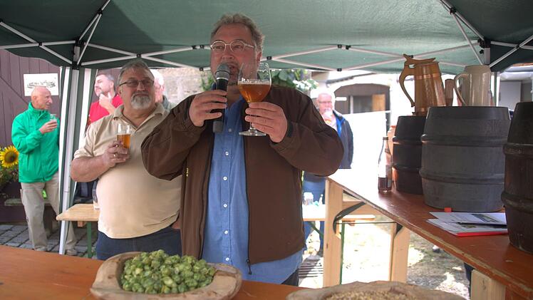 Auf reges Interesse stieß die Verkostung von fünf Bieren aus dem Rodachtal mit Biersommelier Markus Raupach (rechts). Foto: Bettina Knauth