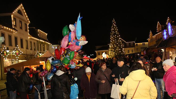 Ring um den Marktplatz strahlten von den Häusern und vom Weihnachtbaume hunderte   von Lichtern was ein besonderes Flair erzeugte